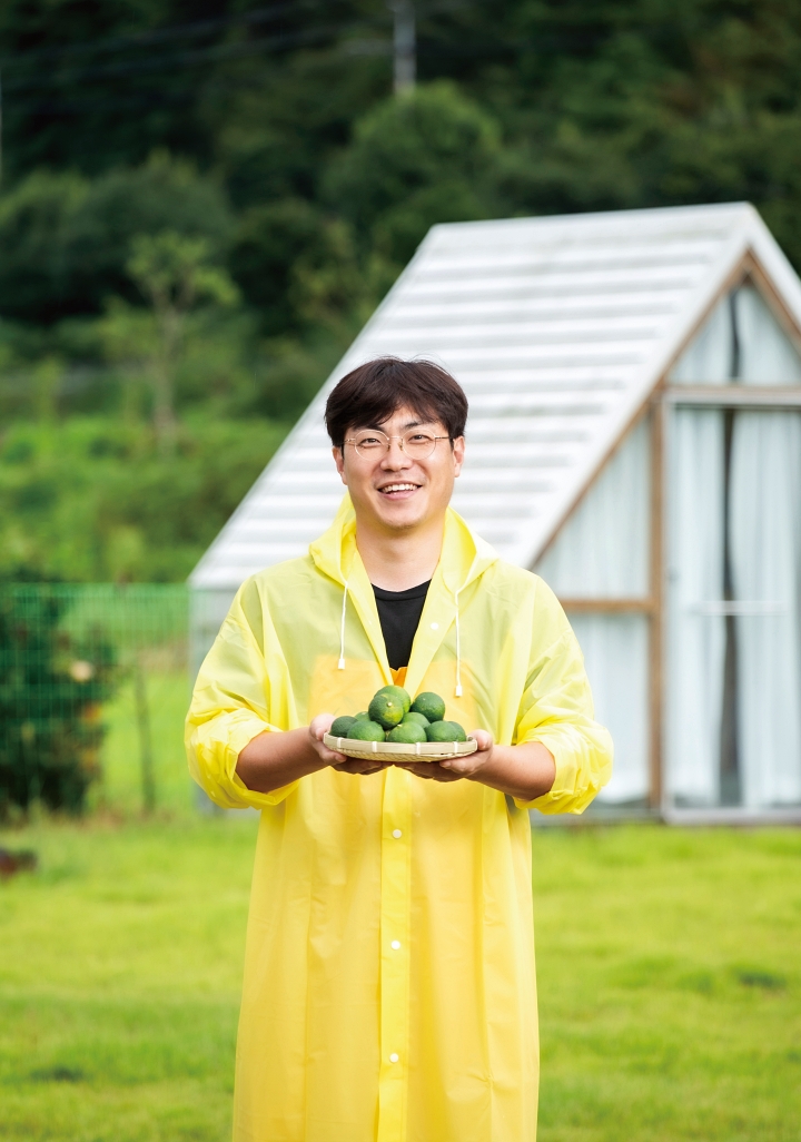 청유자 가득한 소쿠리를 든 류진호 노란소쿠리 대표. 초록빛 유자는 10월이 돼야 노란빛으로 물들기 시작한다. 사진 C영상미디어