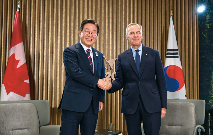 이재명 대통령이 6월 17일(현지시간) 주요 7개국(G7) 정상회의장에서 마크 카니 캐나다 총리와 한&bull; 캐나다 정상회담을 갖고 있다. 사진 공동취재단
