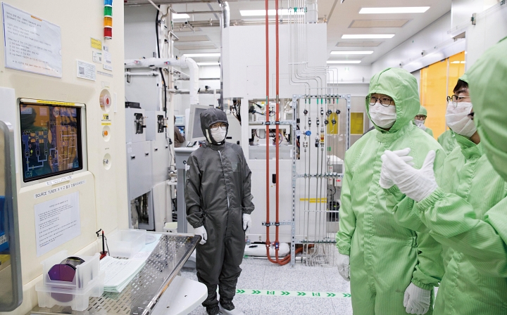 정부가 연구개발(R&D) 예산을 정부 총지출 대비 5% 수준으로 상향하겠다고 밝힌 가운데 배경훈 부총리 겸 과학기술정보통신부 장관이 8월 13일 서울 관악구 서울대학교 반도체공동연구소에서 주요 연구시설을 둘러보고 있다. 사진 과학기술정보통신부