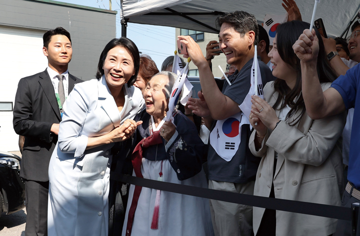 김혜경 여사가 6월 17일 캐나다 앨버타주 캘거리 한인회관에서 '캐나다 서부 동포사회와의 대화' 간담회를 갖기에 앞서 교민들과 인사하고 있다. 사진 뉴시스