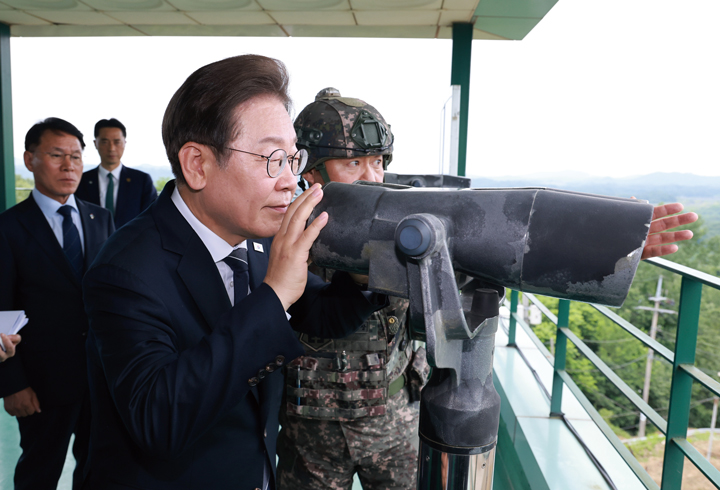 이재명 대통령이 6월 13일 경기 연천군 제25보병사단 비룡전망대를 방문해 망원경으로 북측을 살펴보고 있다. 사진 뉴시스