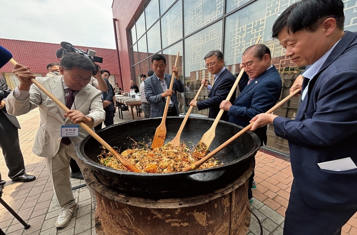 2024년 5월 한&middot;우즈베키스탄 복합문화축제행사에 참석한 라종억 이사장(오른쪽 두 번째)의 모습. 사진 통일문화연구원