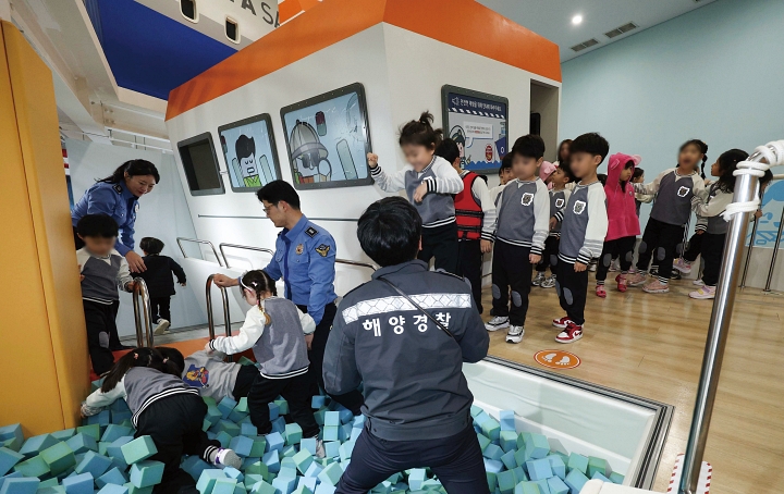 어린이들이 선박안전관에서 안전교육을 받고 있다. 사진 뉴시스