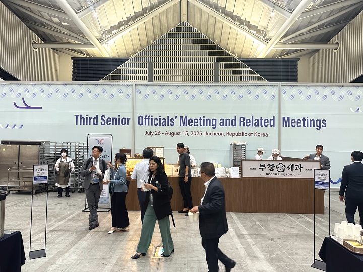 지난 7월 26일부터 8월 15일까지 인천에서 열린 APEC 제3차 고위관리회의 행사장 내 부창제과 부스에 많은 방문객들의 발걸음이 이어졌다. 사진 부창제과