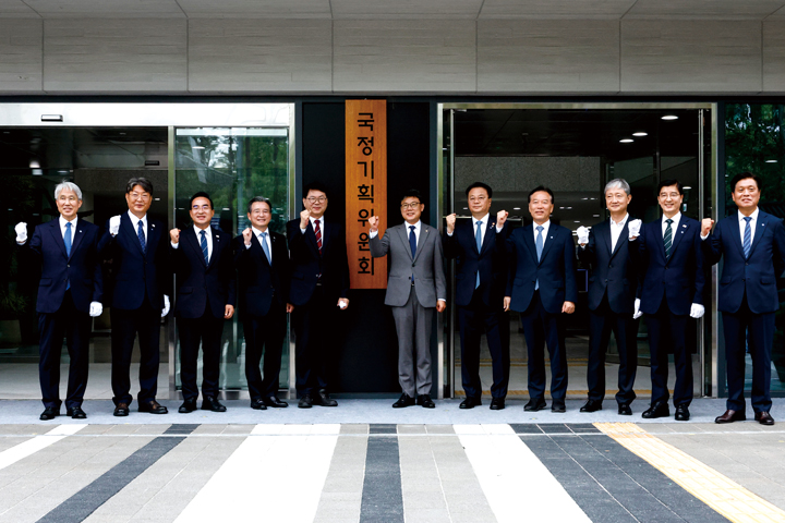 6월 16일 서울 종로구 정부서울청사 창성동 별관에서 국정기획위원회 출범 현판 제막식이 열렸다. 사진 뉴시스