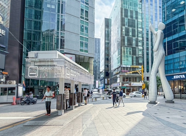 서울 서초구청이 강남역 이면도로에 설치한 ‘개방형 제연 흡연시설’. 기술과 디자인으로 새로운 흡연문화를 만들기 위한 이 공공서비스 사업은 ‘2025 대한민국 공공디자인대상’에서 대통령상을 수상했다. 사진 서초구청