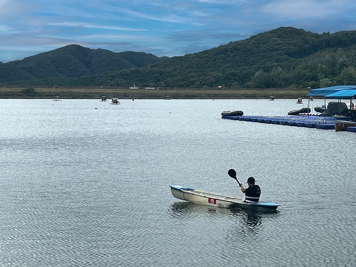 마장호수에선 잔잔한 호수의 물길을 가르며 카누와 카약 체험도 해볼 수 있다. 사진 박근희 객원기자