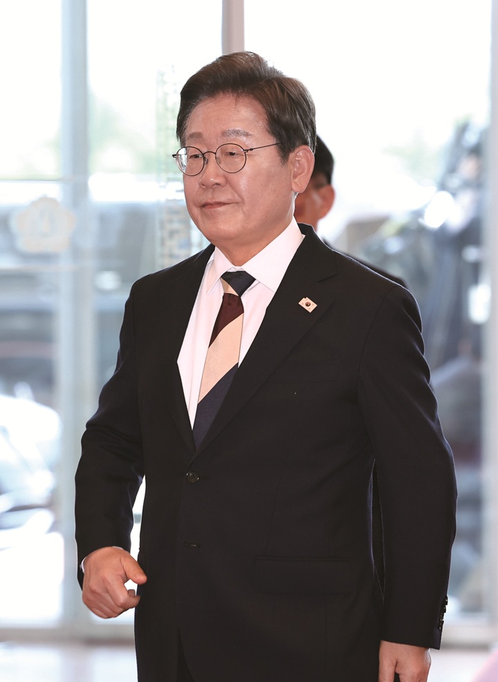 이재명 대통령이 6월 4일 서울 용산 대통령실 청사로 들어서고 있다. 사진 뉴시스