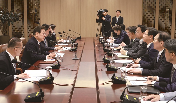 이재명 대통령이 6월 4일 서울 용산 대통령실에서 '비상경제점검 태스크포스(TF)'회의를 주재하고 있다. 사진 뉴시스