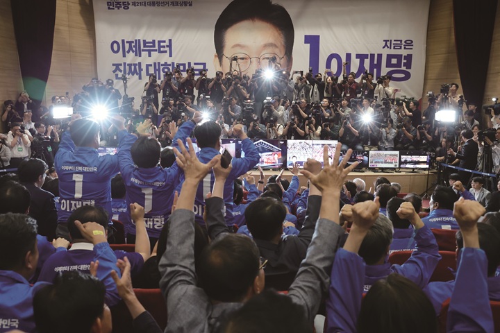 6월 3일 이재명 대통령의 선거상황실이 차려진 서울 영등포구 국회의원회관에서 당직자들이 개표 결과를 보며 환호하고 있다. 사진 뉴시스