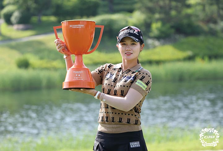 5월25일 경기 여주시 페럼클럽에서 열린 '제13회 E1 채리티 오픈' 파이널 라운드 우승자 박현경이 포즈를 취하고있다. 제공 KLPGT