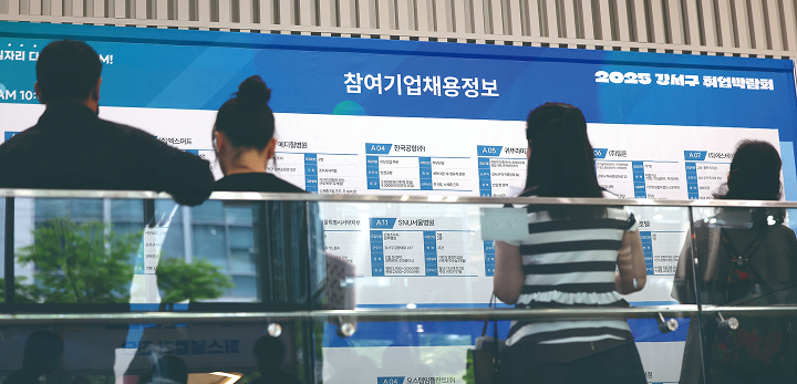 정부가 취업에 어려움을 겪고 있는 취약계층을 위한 국민취업제도 대상을 5만 5000명을 더 늘린다. 사진은 6월 26일 서울 강서구 마곡 서울창업허브엠플러스에서 열린 2025 강서구 취업박람회 모습. 사진 뉴시스