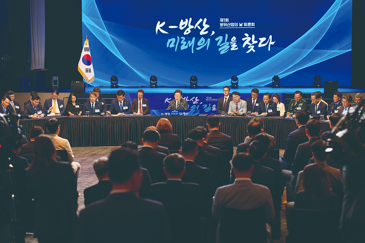 이재명 대통령이 7월 8일 서울 용산구 그랜드 하얏트 호텔에서 열린 '제1회 방위산업의 날 토론회'에서 발언하고 있다. 사진 대통령실