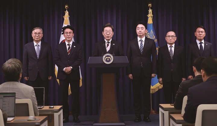 이재명 대통령이 6월 4일 용산 대통령실에서 새 정부 첫 인사를 발표하고 있다. 왼쪽부터 이종석 국정원장 후보자, 김민석 국무총리 후보자, 이 대통령, 강훈식 비서실장, 위성락 안보실장, 황인권 경호처장. 사진 뉴시스