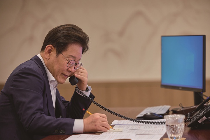 이재명 대통령이 7월 23일 용산 대통령실에서 카슴-조마르트 토카예프 카자흐스탄 대통령과 전화 통화를 하고 있다. 사진 대통령실