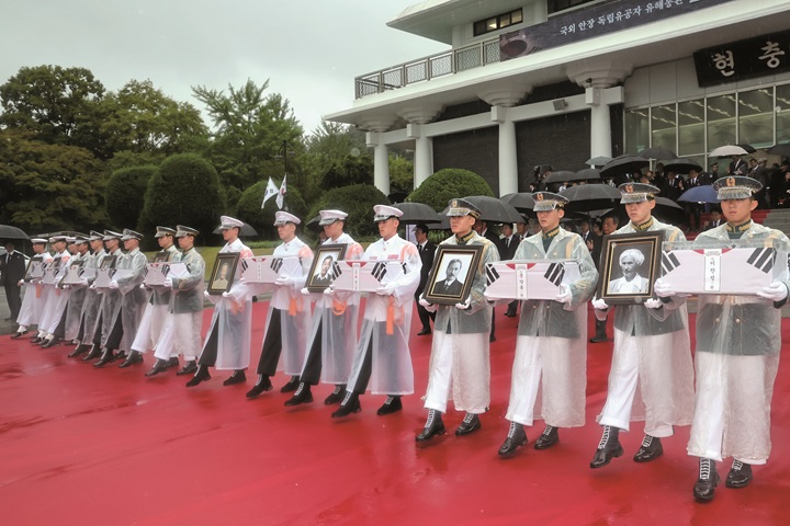 8월 13일 국립서울현충원 현충관에서 독립유공자 여섯 명에 대한 유해 봉환식이 거행됐다. 사진 뉴시스