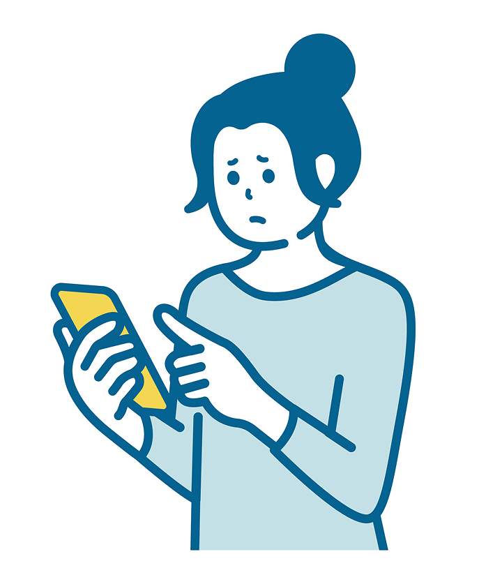 머리를 묶은 여성이 스마트폰을 들고 화면을 바라보며 걱정스러운 표정을 짓고 있는 모습.-게티이미지