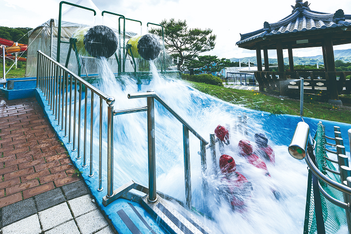 워터파크의 '물폭탄'과 유사한 급류 체험에선 1톤에 달하는 물이 한꺼번에 체험객들을 덮친다. 사진 C영상미디어