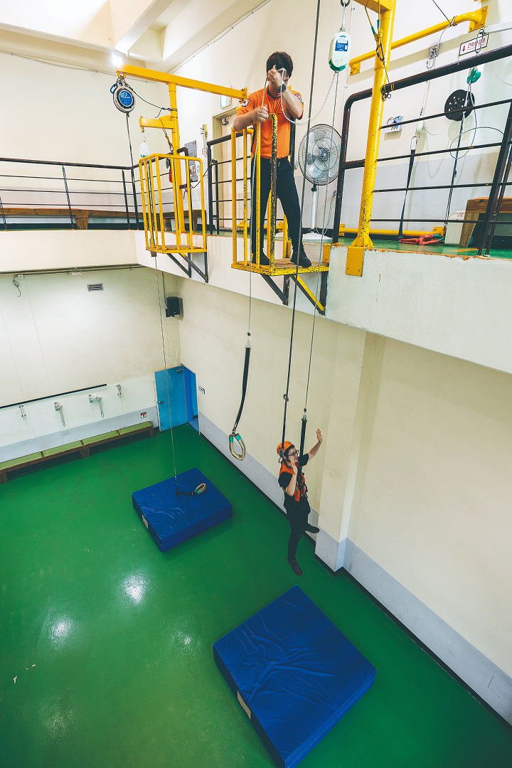 완강기 하강 체험 프로그램에선 완강기의 설치부터 실제 탑승까지 경험해볼 수 있다. 사진 C영상미디어