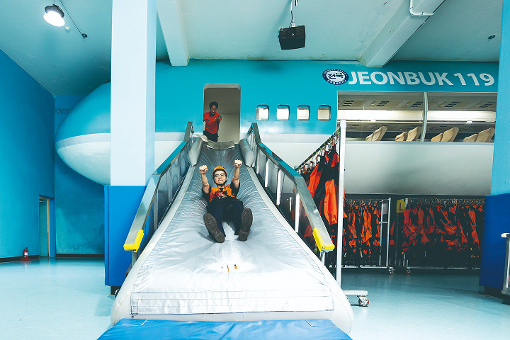 항공기 비상탈출 슬라이드는 생각보다 빠른 속도였다. 사진C영상미디어