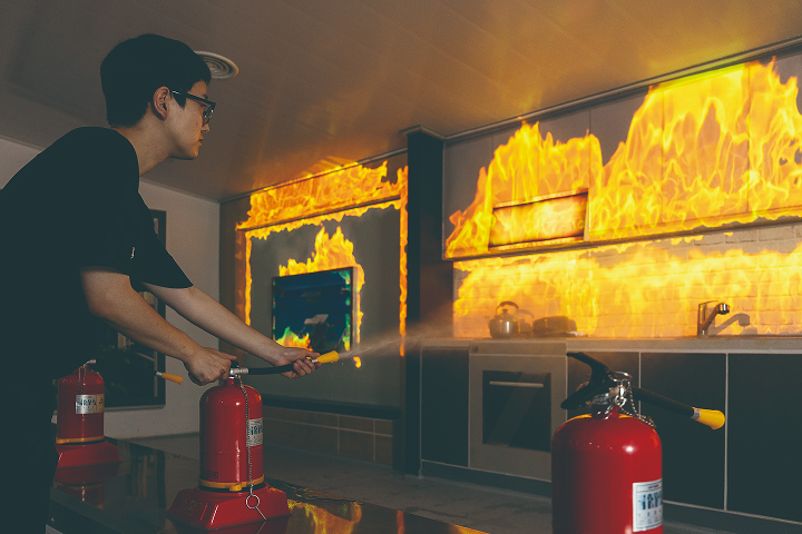 소화기 분사 체험을 할 수 있는 세트장은 실제로 보면 더 실감나게 현장을 재현했다. 사진 C영상미디어