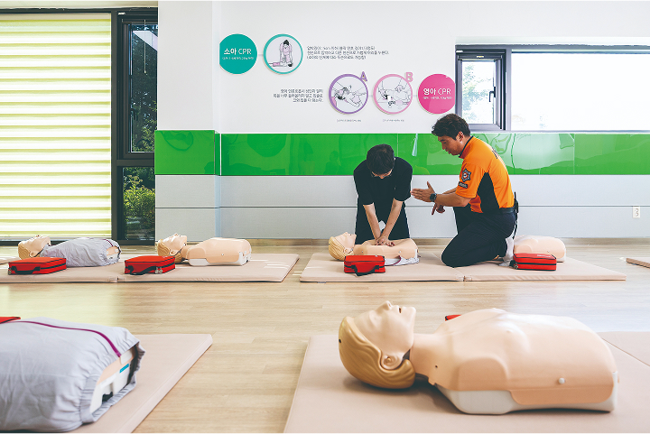 심폐소생술(CPR) 연습은 아무리 반복해도 과하지 않다. 사진 C영상미디어