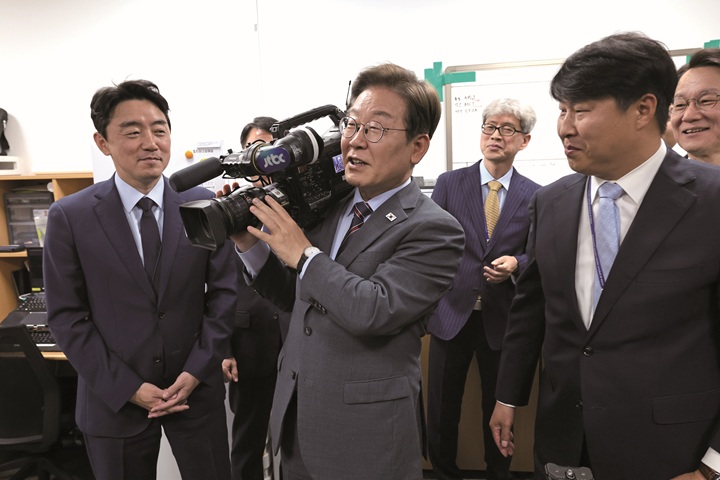 이재명 대통령이 6월 12일 서울 용산 대통령실 영상기자실을 깜짝 방문해 영상카메라를 들어 보이고 있다. 사진 뉴시스