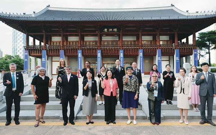 신영숙 여성가족부 장관 직무대행 차관이 8월 12일 인천 연수구 아시아태평양경제협력체(APEC)여성경제회의(WEF)에 참석한 장관급 수석대표들과 함께 기념사진을 찍고있다. 사진 여성가족부