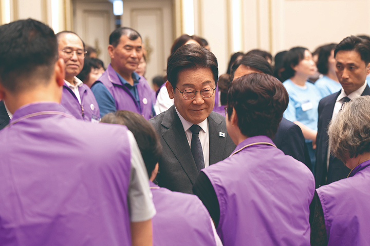 이재명 대통령이 7월 16일 청와대 영빈관에서 열린 '기억과 위로, 치유의 대화' 사회적 참사 유가족과 간담회에서 이태원 참사 유가족과 인사하고 있다. 사진 대통령실
