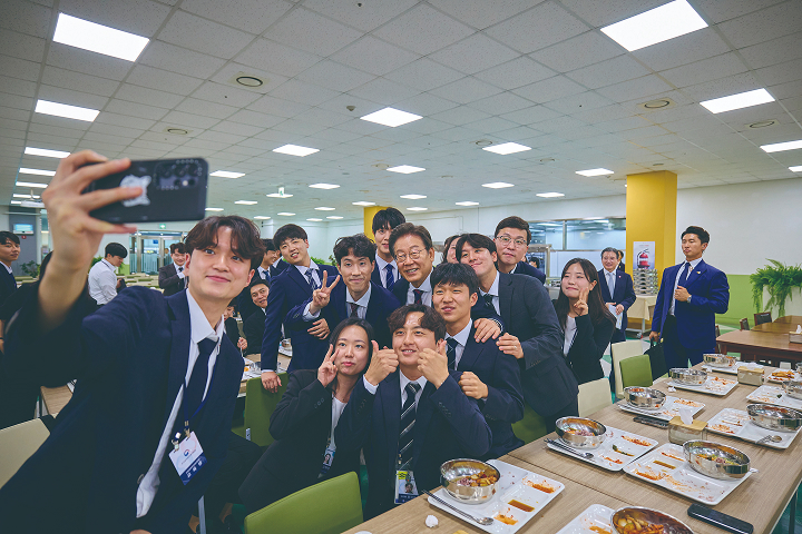 이재명 대통령이 7월 14일 충북 진천군 국가공무원인재개발원에서 5급 신임 관리자 과정 교육생을 대상으로 특강을 한 뒤 오찬 자리에서 참석자들과 기념촬영을 하고 있다. 사진 대통령실