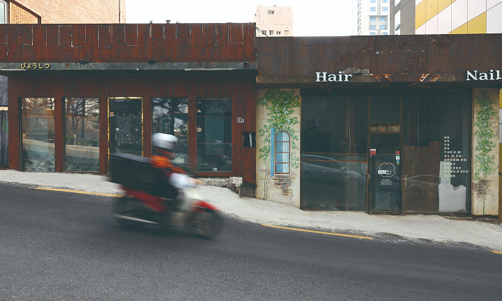 서울 지하철 2호선 이대입구역 인근 상가가 공실로 방치돼 있다. 사진 뉴시스