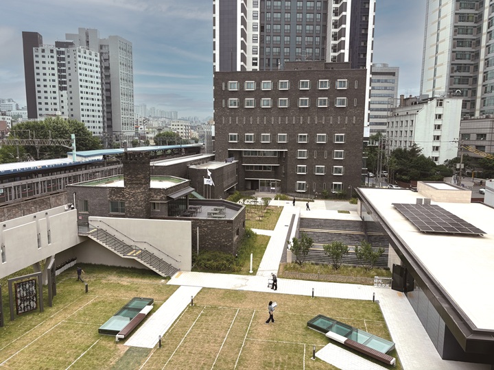 국가폭력의 현장이었던 서울 용산구 남영동 대공분실이 민주화운동기념관으로 재탄생했다. 교육관 4층 민주마루에서 내려다본 남영동 대공분실(구관)과 일대 모습. 사진 강정미 기자