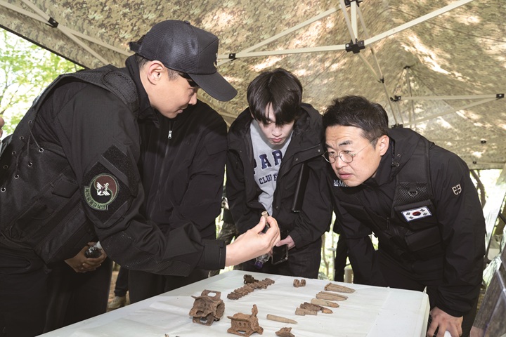 5월 2일 경기 가평군 청평면 상천리 329고지 일대에서 진행된 국방부 유해발굴감식단의 유해 발굴 현장에서 최대성 별별한국사연구소장(맨 오른쪽)이 감식원의 설명을 듣고 있다. 사진 국방부