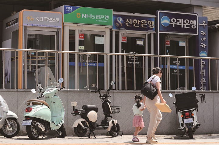 예금보호한도가 24년만에 1억 원으로 상향된다. 서울 시내에 은행ATM 이 나란히 설치돼 있다. 사진 조선DB
