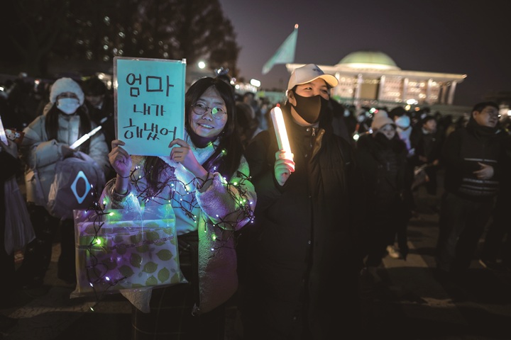 2024년 12월 14일 서울 영등포구 국회 앞에 모인 시민들이 응원봉을 흔들며 집회를 하고 있다. 사진 뉴시스