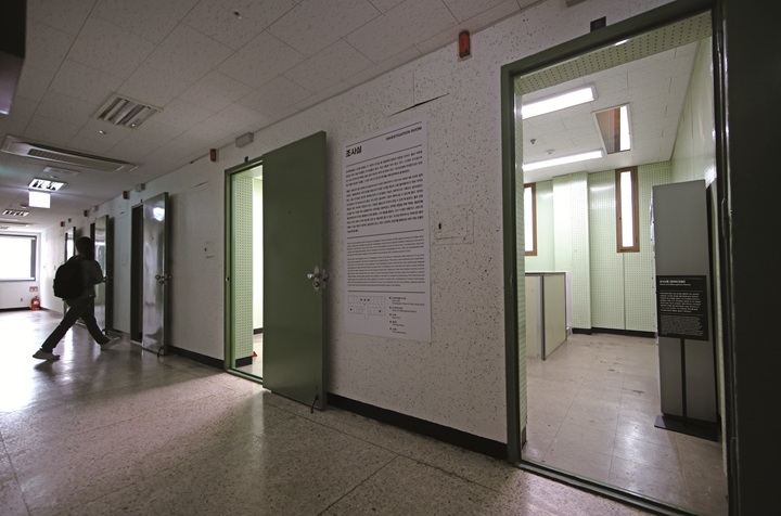 군사독재 시절 불법구금과 참혹한 고문이 자행됐던 남영동 대공분실 5층 조사실 사진 뉴시스