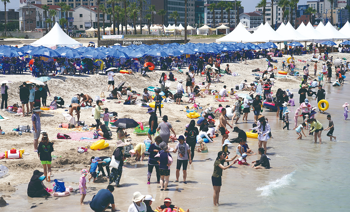 7월 14일 제주 조천읍 함덕해수욕장에서 피서객들이 물놀이를 즐기고 있다. 사진 뉴시스