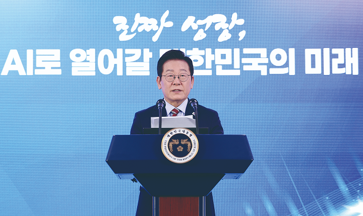 이재명 대통령이 9월 8일 서울 중구 서울스퀘어에서 열린 국가인공지능(AI)전략위원회 출범식에서 발언하고 있다. 사진 대통령실