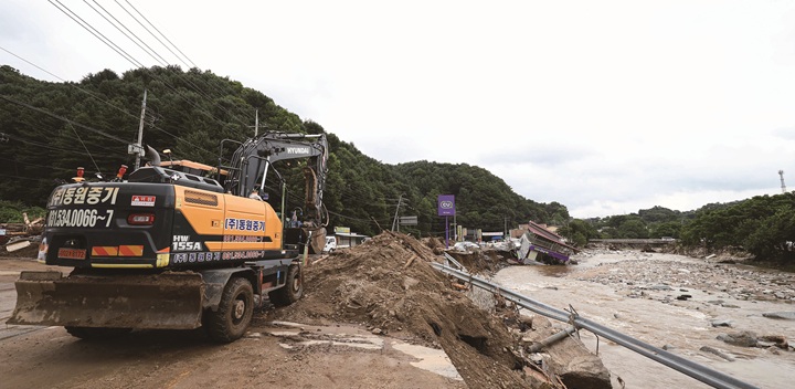 7월21일 경기 가평군 조종면 십이탄천변 폭우 피해 건물 인근에서 복구 작업이 진행 중이다. 사진 뉴시스