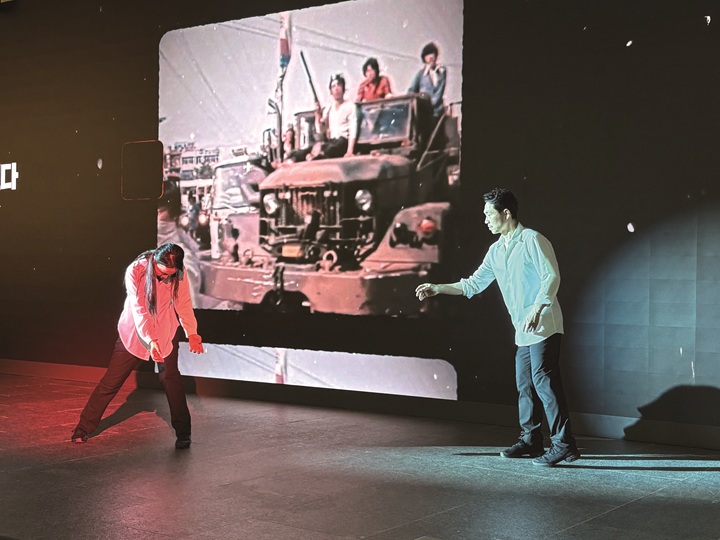 안무가들의 역동적인 몸짓과 언어로 진행되는 특별도슨트 프로그램의 한 장면. 사진 강정미 기자