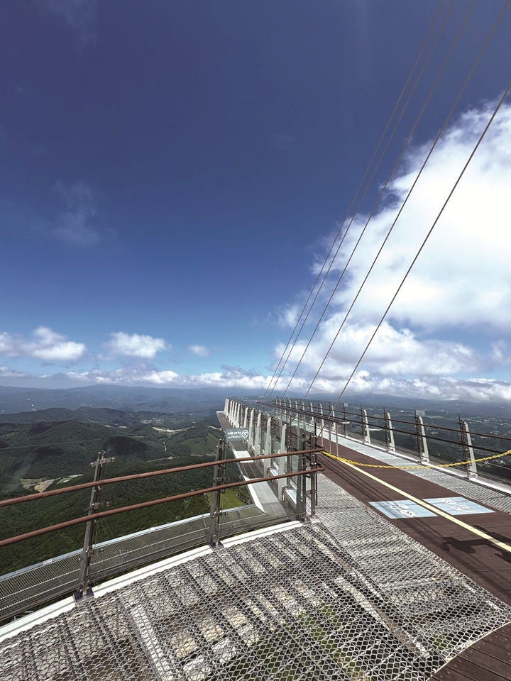 국내에서 가장 높은 곳에 조성된 '발왕산 (氣) 스카이워크'는 탁 트인 전망을 자랑한다. 사진 강정미 기자