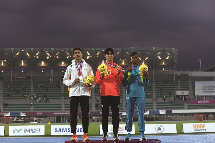 이재웅이 5월 28일 경북 구미에서 열린 2025 구미아시아육상선수권대회 남자 1500m 결승에서 은메달을 딴 뒤 시상을 하고있다 사진 대한육상경기연맹