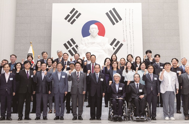 김민석 국무총리가 7월 21일 서울 용산구 백범김구기념관에서 열린 '광복 80년 기념사업추진위원회' 출범식에서 참석자들과 기념촬영을 하고 있다. 사진 뉴시스