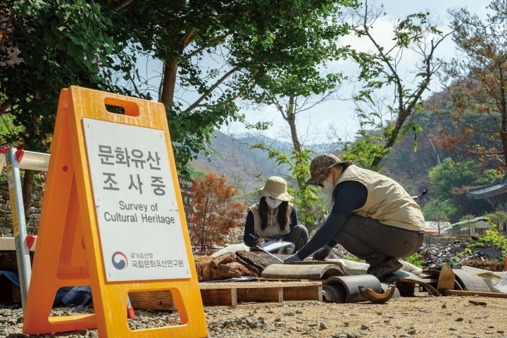 국가유산청 소속 연구사들이 수습된 잔해를 분류하고 있다.사진 c영상미디어