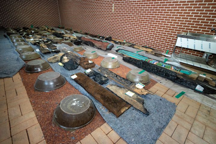 된장, 고추장을 저장하는 장소에 수습한 목재 잔해들을 임시 보관해놓았다. 사진 C영상미디어