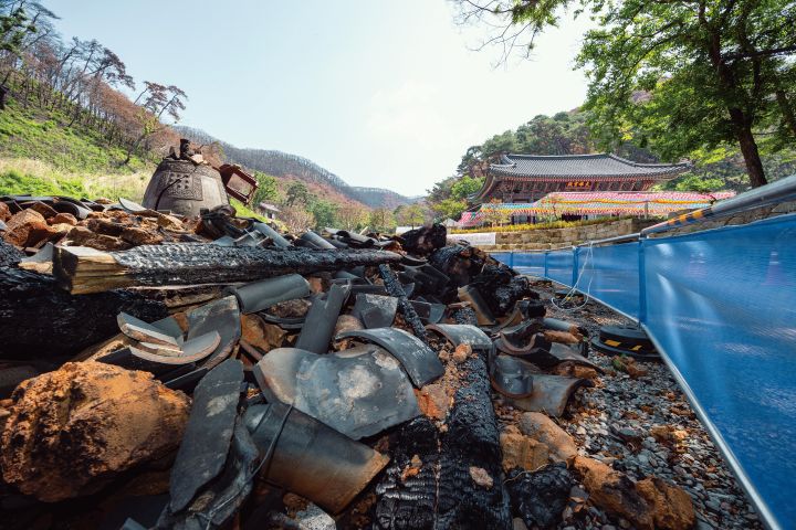 고운사 범종이 화재로 무너져 내린 채 덩그러니 놓여있다.사진 c영상미디어