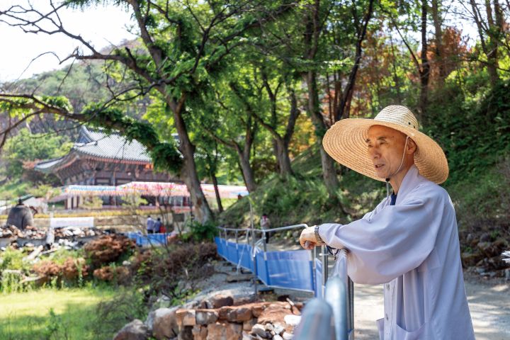 고운사 주지 등운 스님이 피해현장을 설명하고 있다. 사진 C영상미디어
