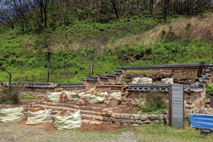 국가지정문화유산(보물) '연수전'이 있던 자리에 잔해가 담긴 포대자루만 덩그러니 놓여있다. 사진 C영상미디어
