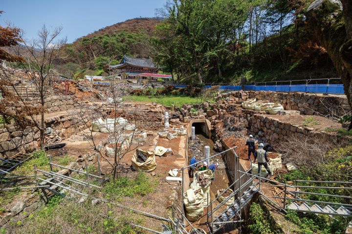 경북 의성군 고운사 경내 국가지정문화유산(보물) '가운루'가 있던 터에서 국가유산청 관계자들이 잔해를 수습하고 있다. 사진 c영상미디어