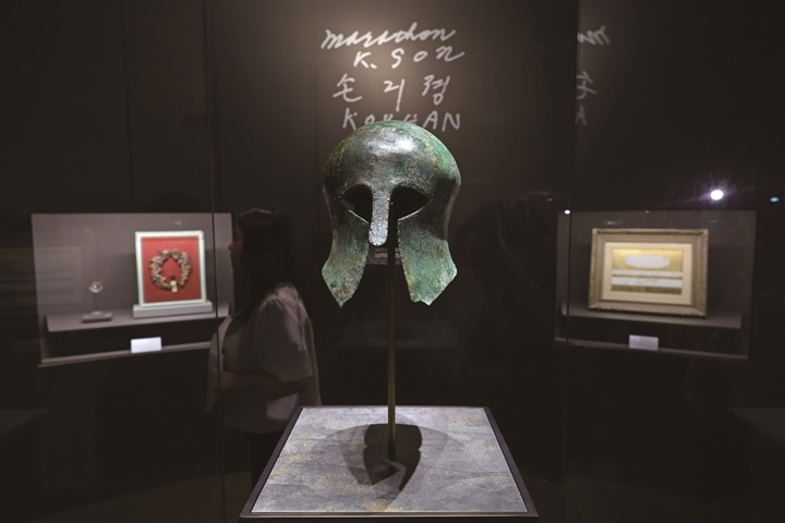 광복 80주년을 맞아 국립중앙박물관에서 열리는 특별전 '두 발로 세계를 재패하다'에 한국인 첫 금메달리스트인 손기정 선수가 기증한 '고대 그리스 청동 투구'가 전시돼 있다. 사진 뉴시스